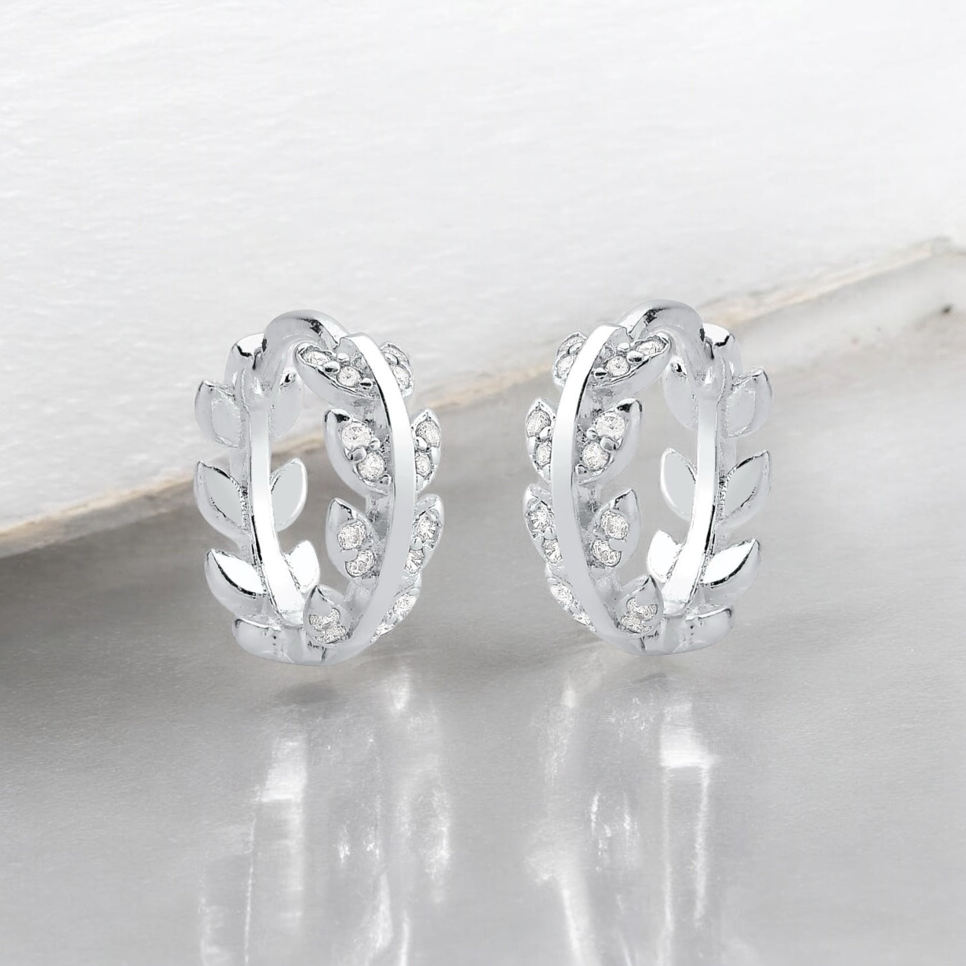 Brinco Argola Click Folhas Cravejadas com Micro Zircônia em Prata 925