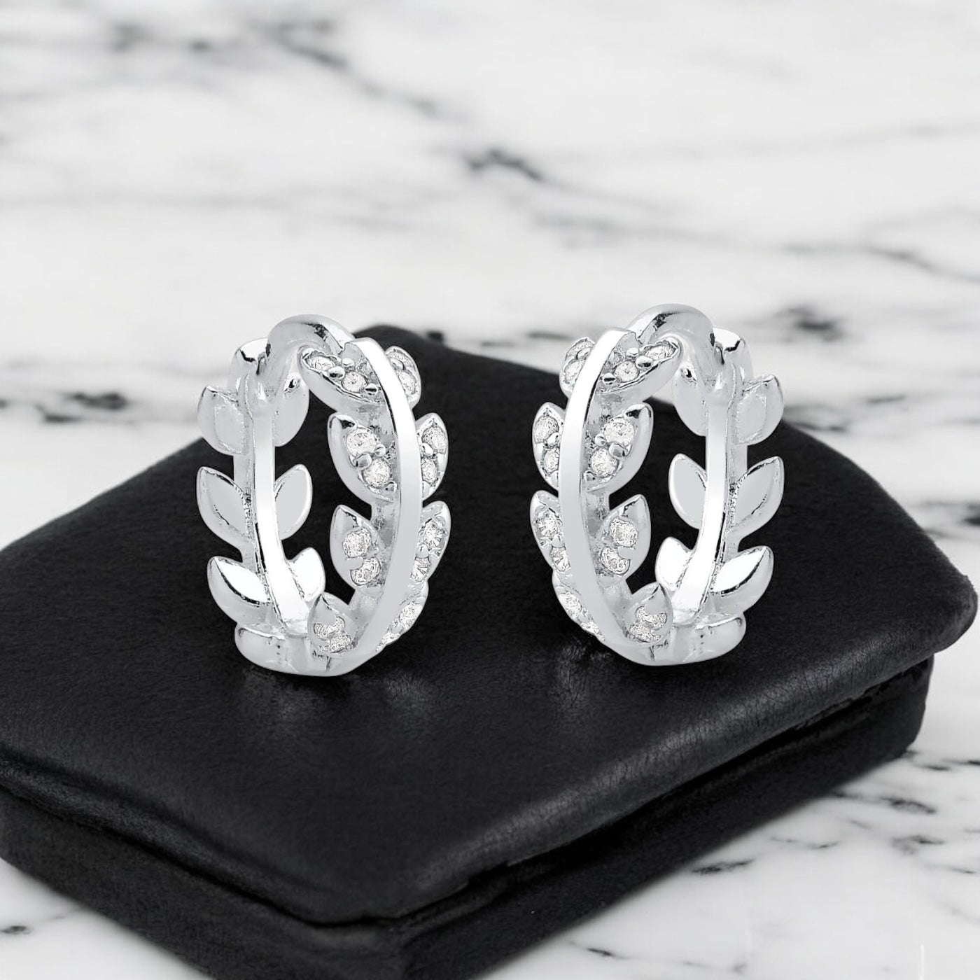 Brinco Argola Click Folhas Cravejadas com Micro Zircônia em Prata 925