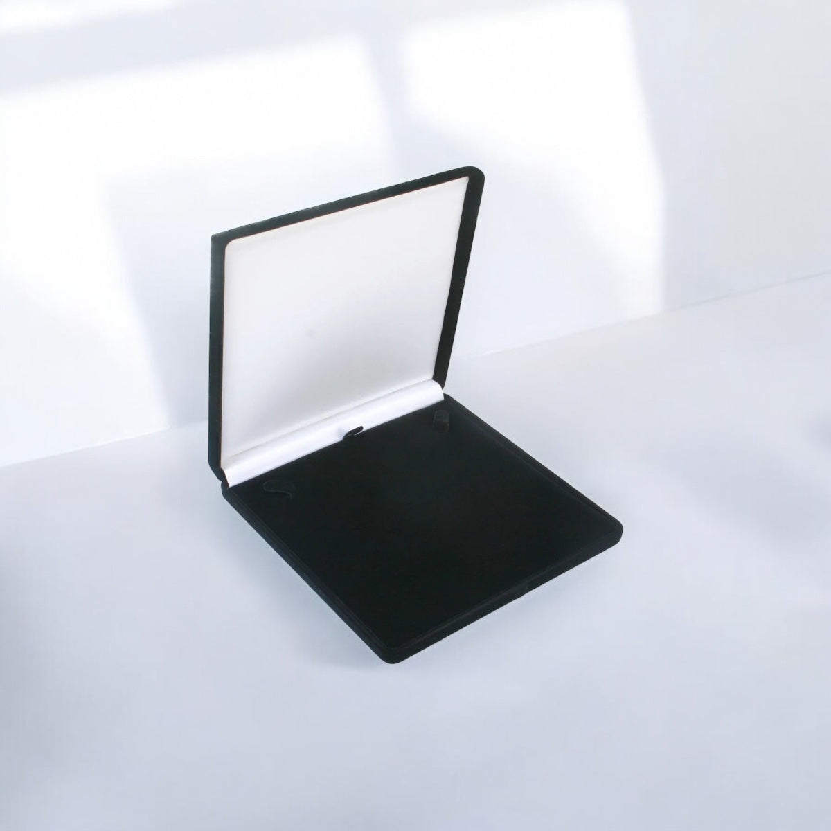 Estojo de Veludo Preto para Colar Grande – 17x17 cm Luxo e Proteção Atelier Moissan