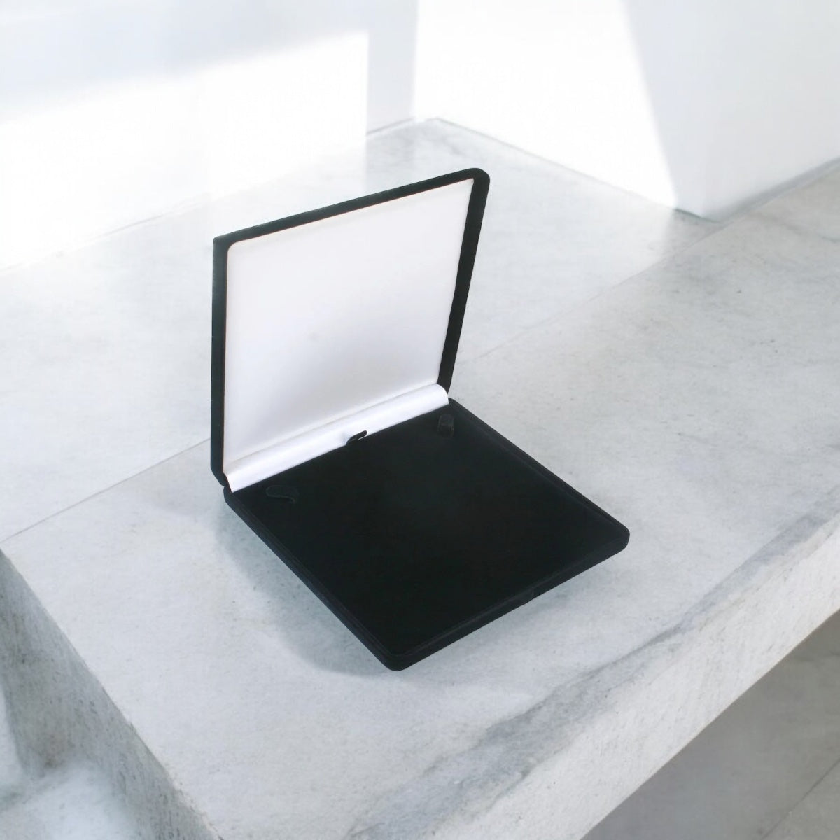 Estojo de Veludo Preto para Colar Grande – 17x17 cm Luxo e Proteção Atelier Moissan