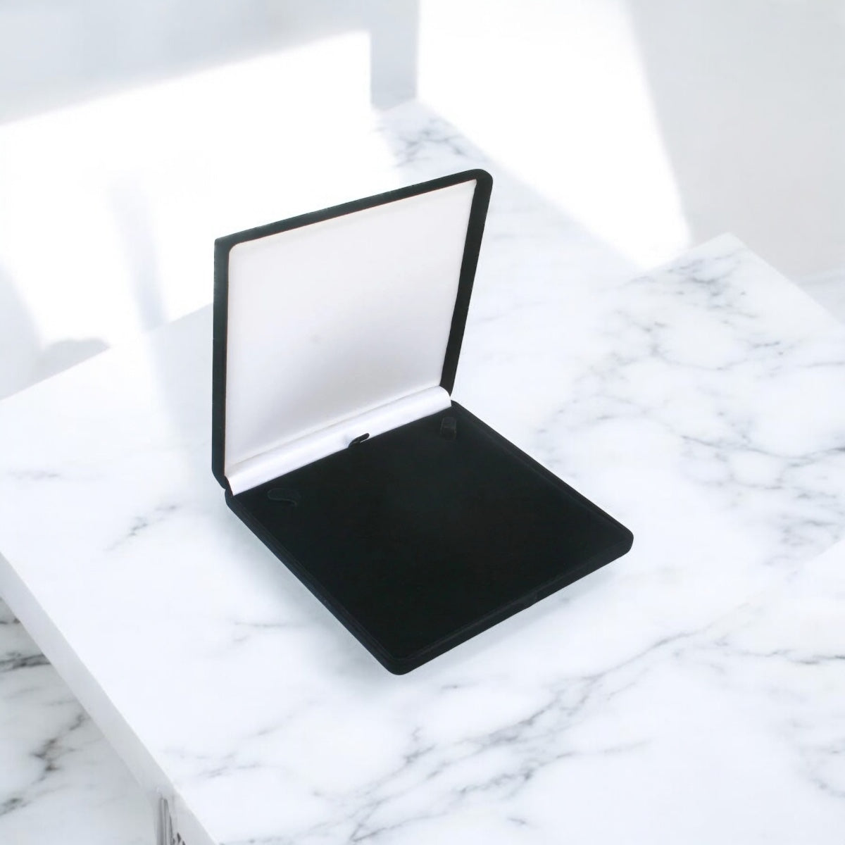 Estojo de Veludo Preto para Colar Grande – 17x17 cm Luxo e Proteção Atelier Moissan
