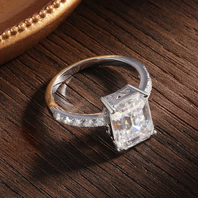 Anel Solitário Moissanite Emerald Lux em Prata 925 com Ouro Branco 18k