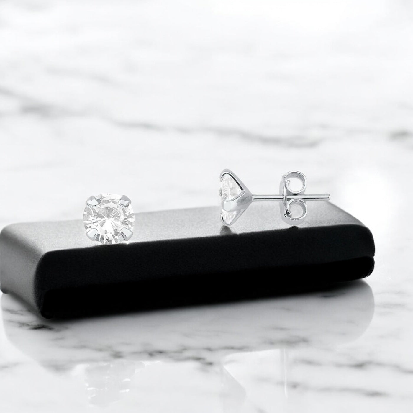 Brinco Solitário 6 mm – Prata 925 com Pedra Cristal
