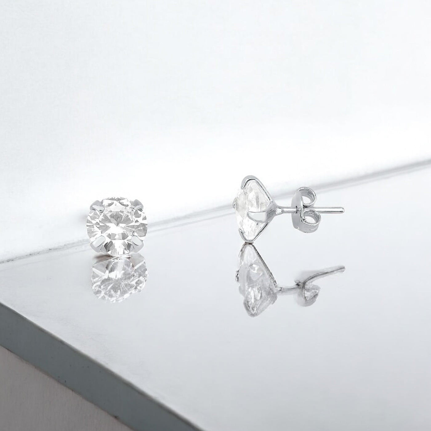 Brinco Solitário 8 mm – Prata 925 com Pedra Cristal