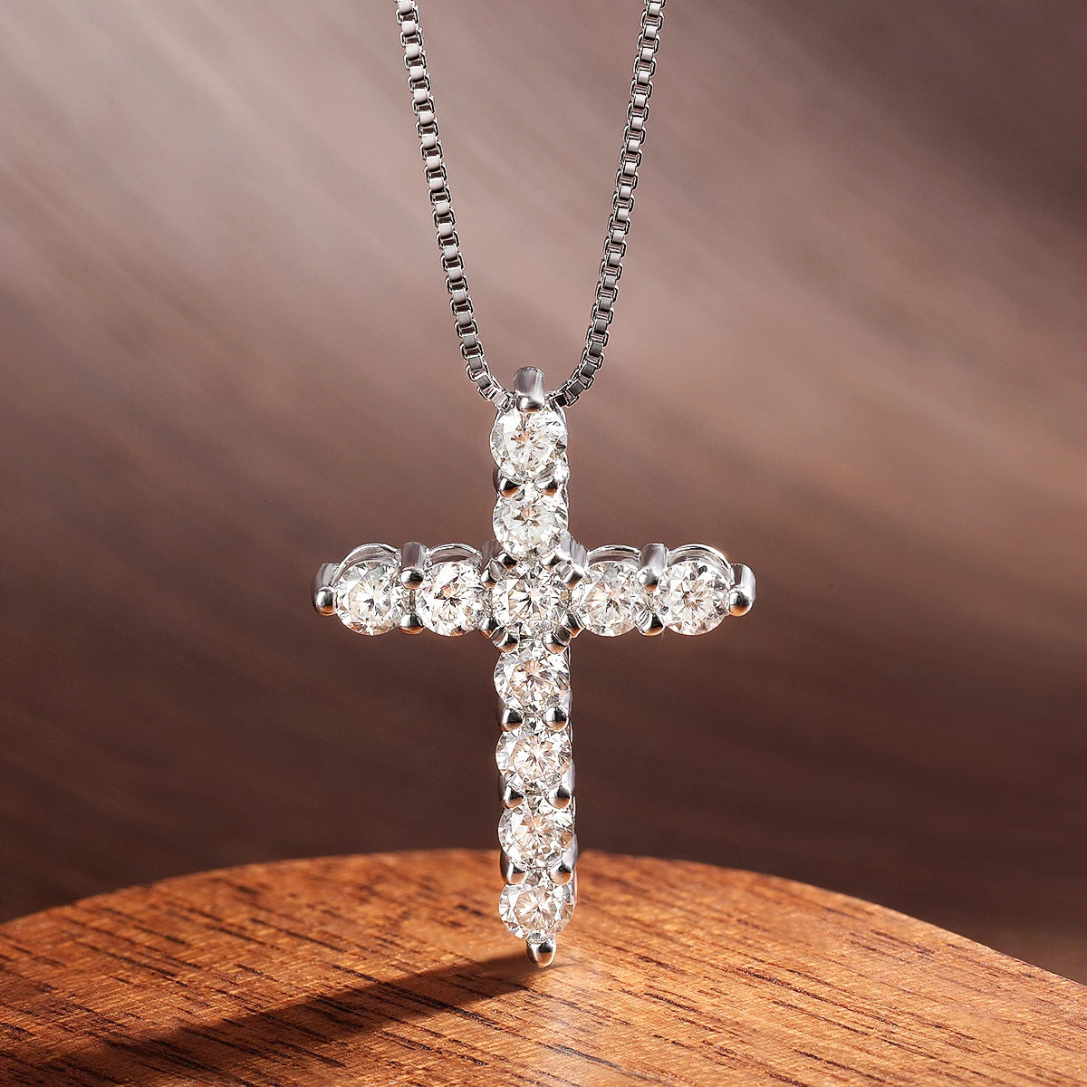 Colar Cruz Elegância com Moissanites e Prata 925 | Atelier Moissan