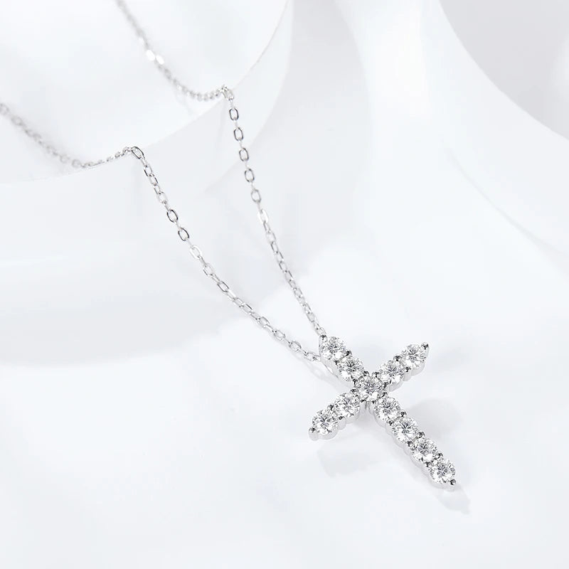 Colar Cruz Elegância com Moissanites e Prata 925 | Atelier Moissan