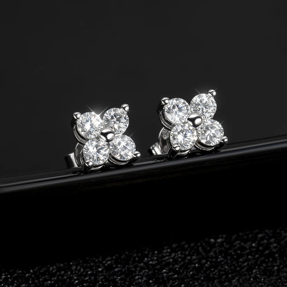 Brincos Trevo de Quatro Moissanites em Prata 925 com Ouro Branco 18k